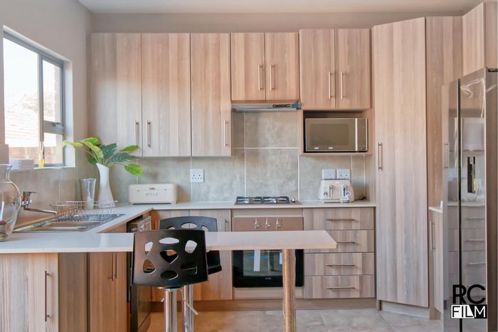 Die Heuwel Apartment For Sale: 3 Bedrooms, double garage, spacious living areas.