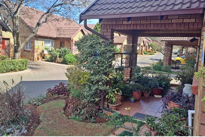 Clubview Townhouse For Sale: 2 Bedrooms, private garden, garage, near amenities.