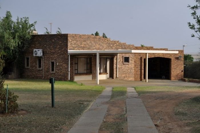 For Sale: House in Vaaldam Sh with multiple dwellings and agribusiness potential.