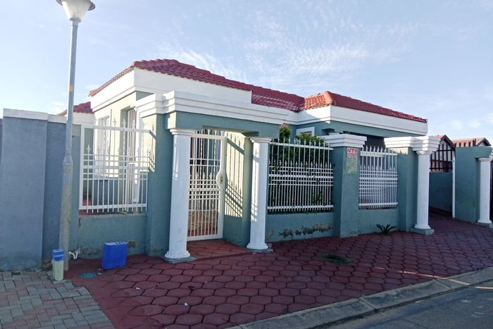 3-Bedroom House To Rent in Danville with spacious yard and double garage.