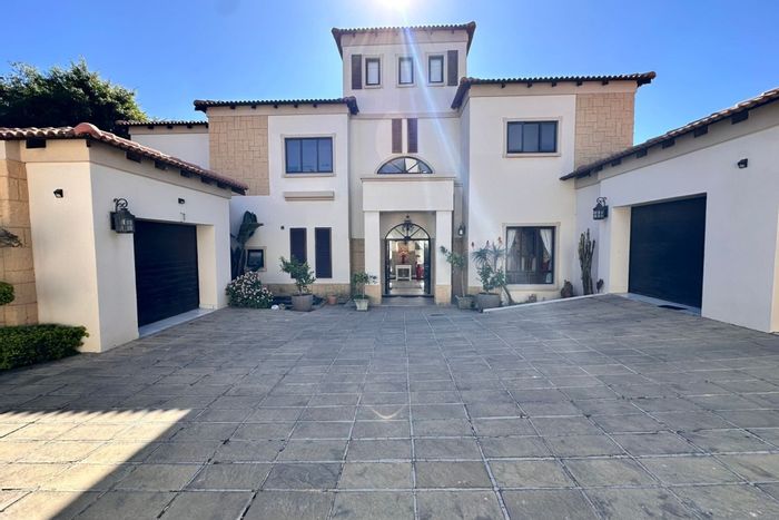 Saranton House For Sale: 4 bedrooms, cinema room, pool, and secure estate living.