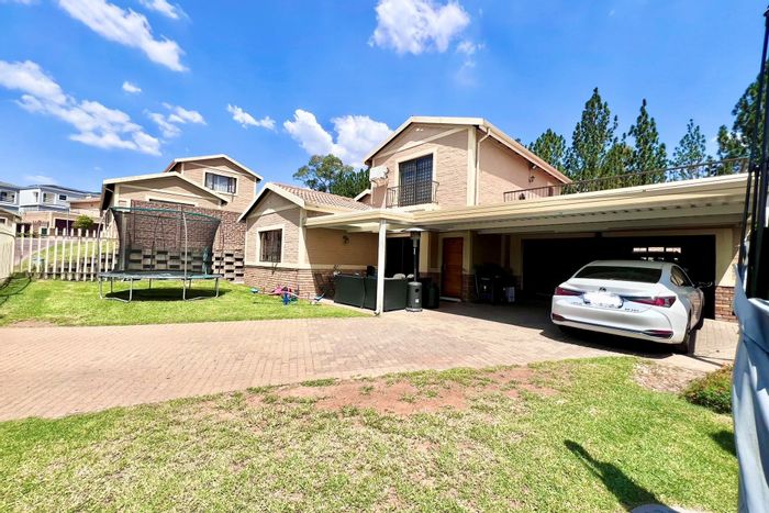 For Sale: Spacious 4-Bedroom Townhouse in Carlswald with 6 Parking Bays.