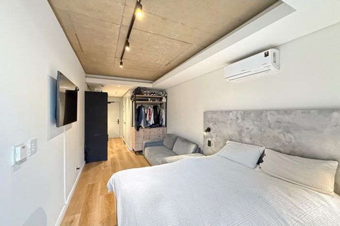 Sea Point Apartment For Sale: Rooftop pool, gym, and vibrant lifestyle amenities.