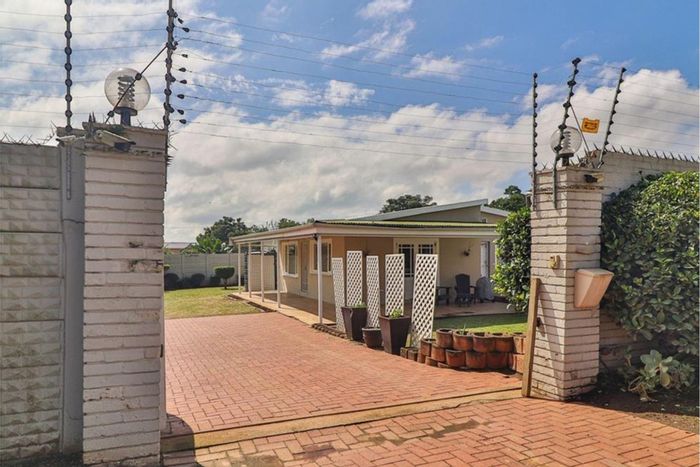 Scottsville House For Sale: Prime student accommodation near UKZN, pool, ample parking.