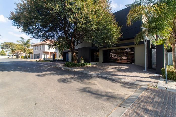For Sale: House in Greenstone Hill with pool, lift, and rooftop terrace.