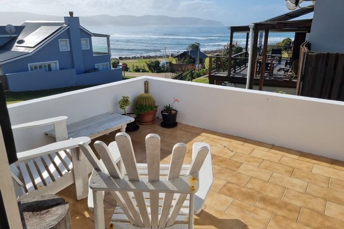 House for Sale in Buffalo Bay: Ocean views, self-catering cottage, close to beach.