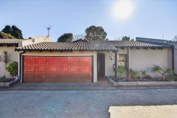 For Sale: Fontainebleau Townhouse with 3 Bedrooms, Splash Pool, Double Garage.