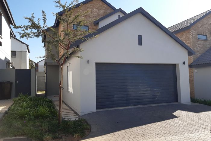 Broadacres House For Sale: 3 Bedrooms, Garden, Playground, 2-Car Garage, Close to Amenities.