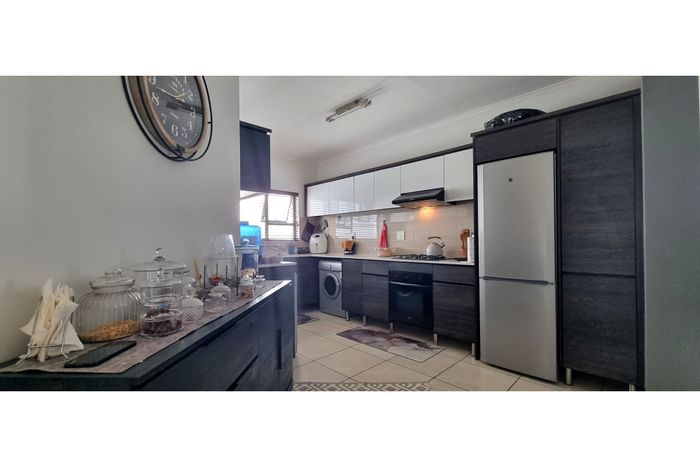 3-Bedroom Townhouse To Rent in Greenstone Hill with private yard and parking.