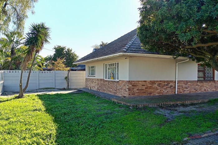Spacious Chrismar house for sale: 4 bedrooms, garden, garage, and entertainment area.