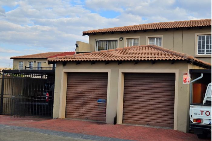 For Sale: Annlin Townhouse with 3 bedrooms, garden, parking, and security features.