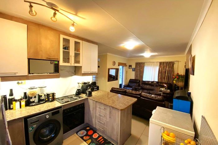 Clearwater Estate Apartment For Sale: Top floor, 2 bedrooms, pool, secure access.
