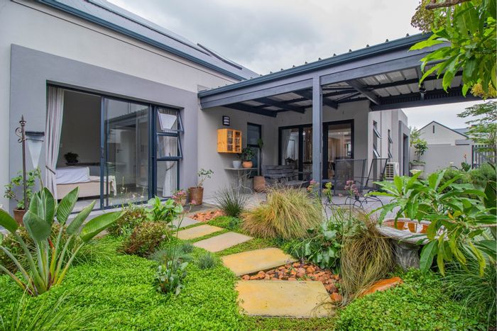House For Sale in Aan De Wijnlanden: 3 beds, double garage, landscaped garden.