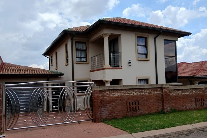 For Sale: Spacious 6-Bedroom House in Hospital View with parking and nearby amenities.