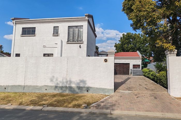 5-Bedroom House To Rent in Kyalami Hills with Pool, Garden, and Security.