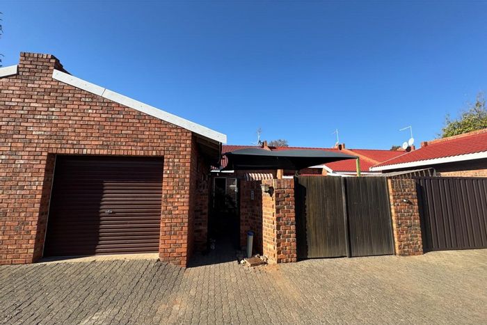 Townhouse for Sale in Memorial Road Area: 2 beds, 2 baths, garage, pet-friendly.