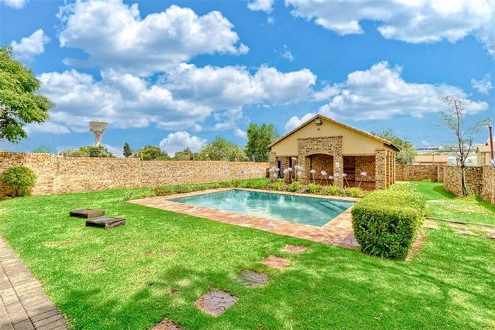 2-Bed Apartment in Halfway Gardens with private garden, pool, and 24hr security. To Rent.