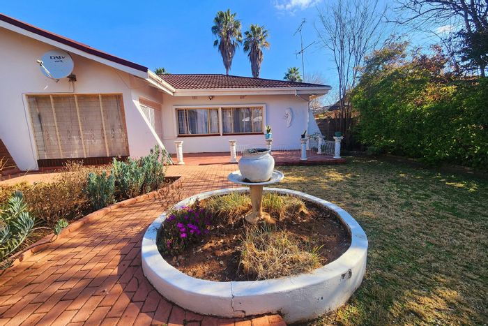 Valhalla House For Sale: 4 beds, pool, garden, garage, security system.