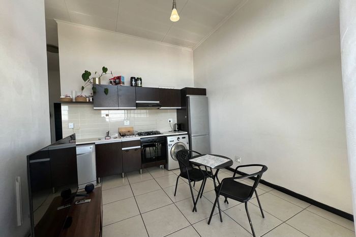 Dainfern Apartment For Sale: Bachelor unit with balcony, gym, pools, and security.