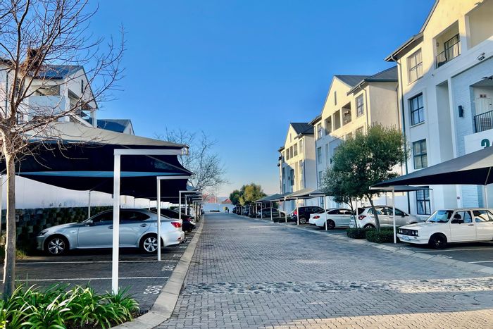 Bryanston Apartment For Sale: 1 Bed, Secure Lease, Pool, Gym, Great Investment.