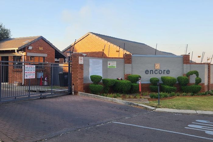 Sagewood Apartment For Sale: 2 bedrooms, balcony, secure parking, near schools and shops.