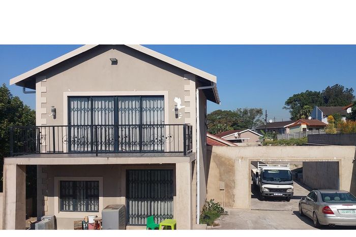 For Sale: Spacious Malvern house with pool, braai area, and ample parking.