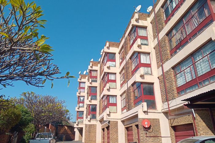 Spacious 2-bedroom apartment in Silverton, close to amenities and excellent security. For Sale.