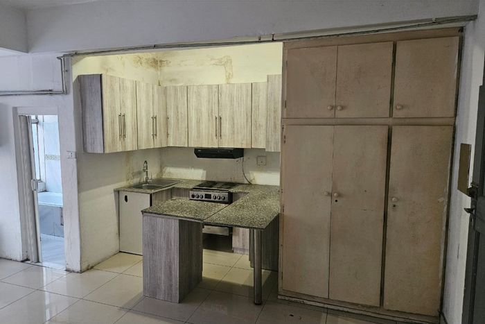 South Beach Apartment For Sale: Open-plan, 24-hour security, near beach and shops.