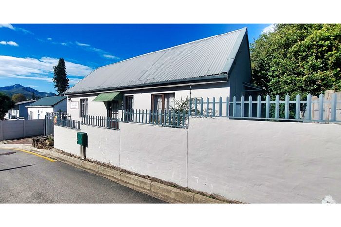 4-Bedroom House for Sale in Bo Dorp with garden, garage, and Wendy house.