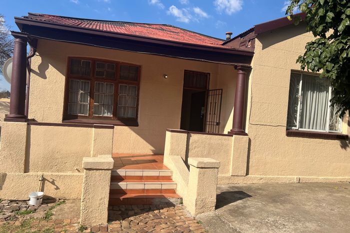 Kensington House For Sale: Two bedrooms, bachelor pads, close to amenities.