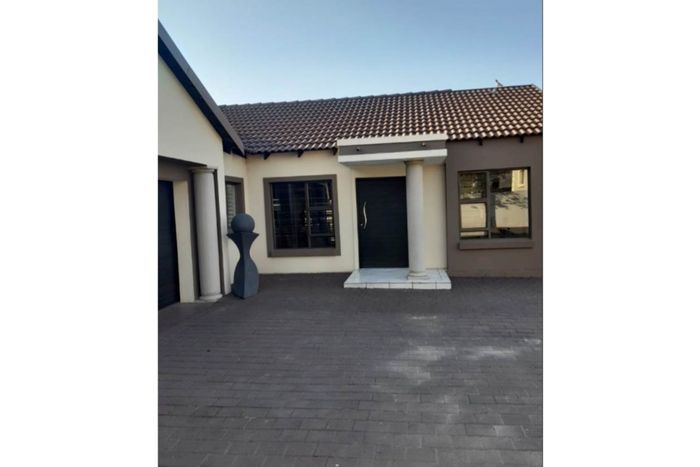 Thatchfield Hills House For Sale: 3 Bedrooms, Office, Garden, Secure Complex.
