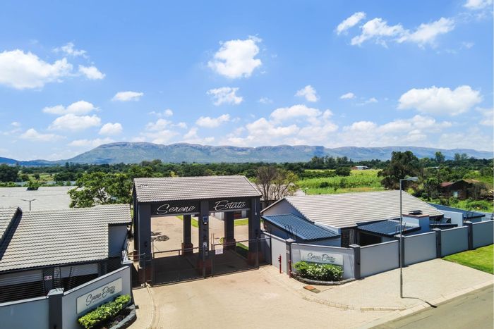 Ifafi Townhouse For Sale: 2-bed, garden, braai area, and dam access.