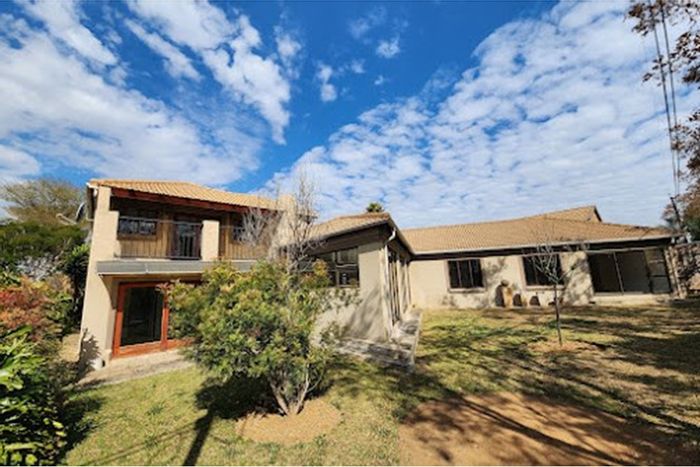 5-bedroom house to rent in La Como Lifestyle Estate with garden, garage, and amenities.