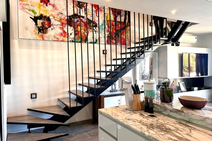 Hyde Park Townhouse For Sale: 3 en-suite bedrooms, solar energy, garden access.