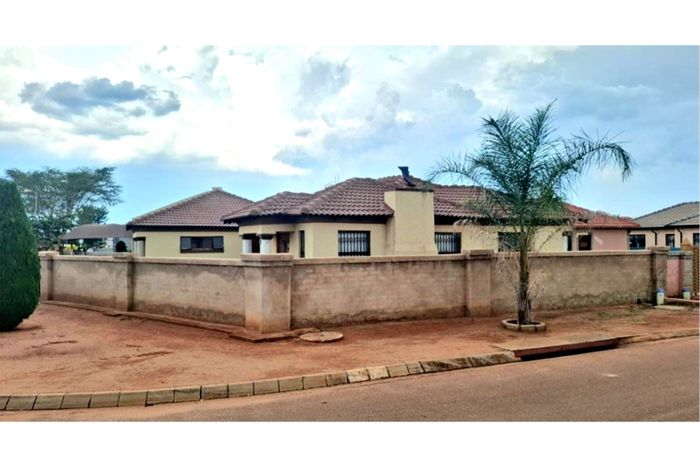 Spacious 4-bedroom house in The Orchards, close to amenities and transport. For Sale.