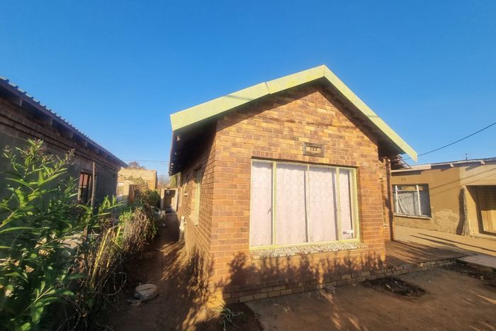 For Sale: House in Kanana with 2 bedrooms, parking, and renovation potential.