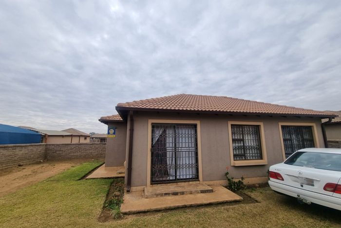 Ellaton House For Sale: 3 bedrooms, secure, pre-paid electricity, spacious living.