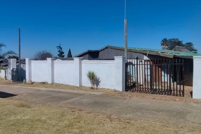 For Sale: House in Southfork with 4 bedrooms, jacuzzi, and entertainment bar.
