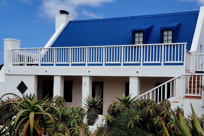 Boggomsbaai House For Sale: Beach proximity, loft space, sea views, double garage.