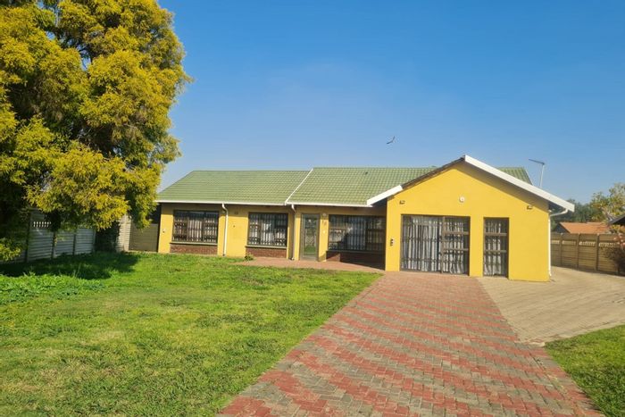 Klippoortjie House For Sale: 3 Bedrooms, 2 Bathrooms, 6 Parking Spaces, BnB Potential.