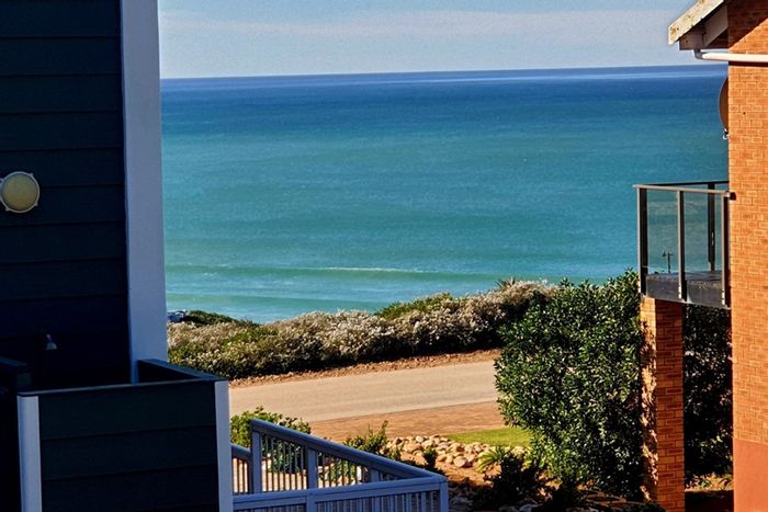 Boggomsbaai House For Sale: Unique log home, beach access, braai room, sea views.