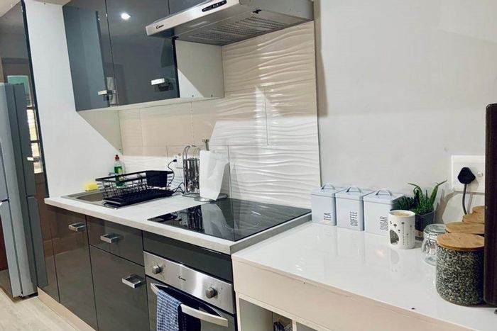 Randpark Ridge Apartment To Rent: 2 beds, pool, parking, near shops and schools.