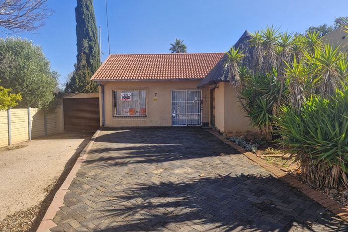 Wilkeville House For Sale: 3 beds, pool, garage, near amenities. Great investment!