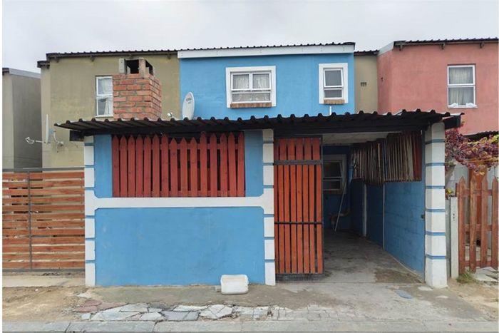 For Sale: 3-Bedroom House in Fountain Village with enclosed carport and braai area.