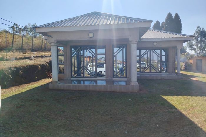 For Sale: House in Zwaart Kop Native Location with 5 bedrooms, outbuildings, and expansive land.