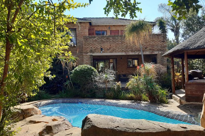 Witkoppen House For Sale: 3 beds, pool, garage, near amenities.