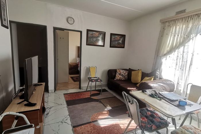 2-Bedroom Apartment For Sale in Jabulani with Parking, City Views & Amenities Nearby.