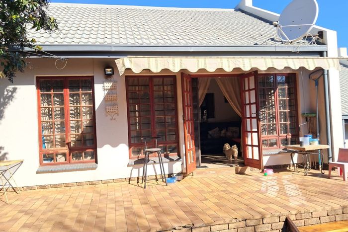Die Hoewes House For Sale: 2 Bedrooms, splash pool, lapa, no levies.