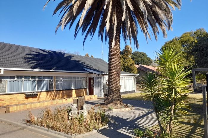 Flimieda House For Sale: 3 beds, solar panels, spacious garden, ample parking.