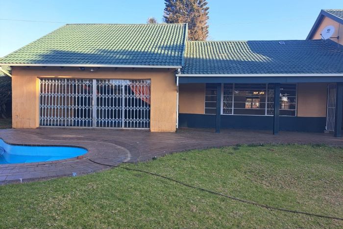Spacious Roodekrans house for sale: 4 bedrooms, office, pool, ample parking.